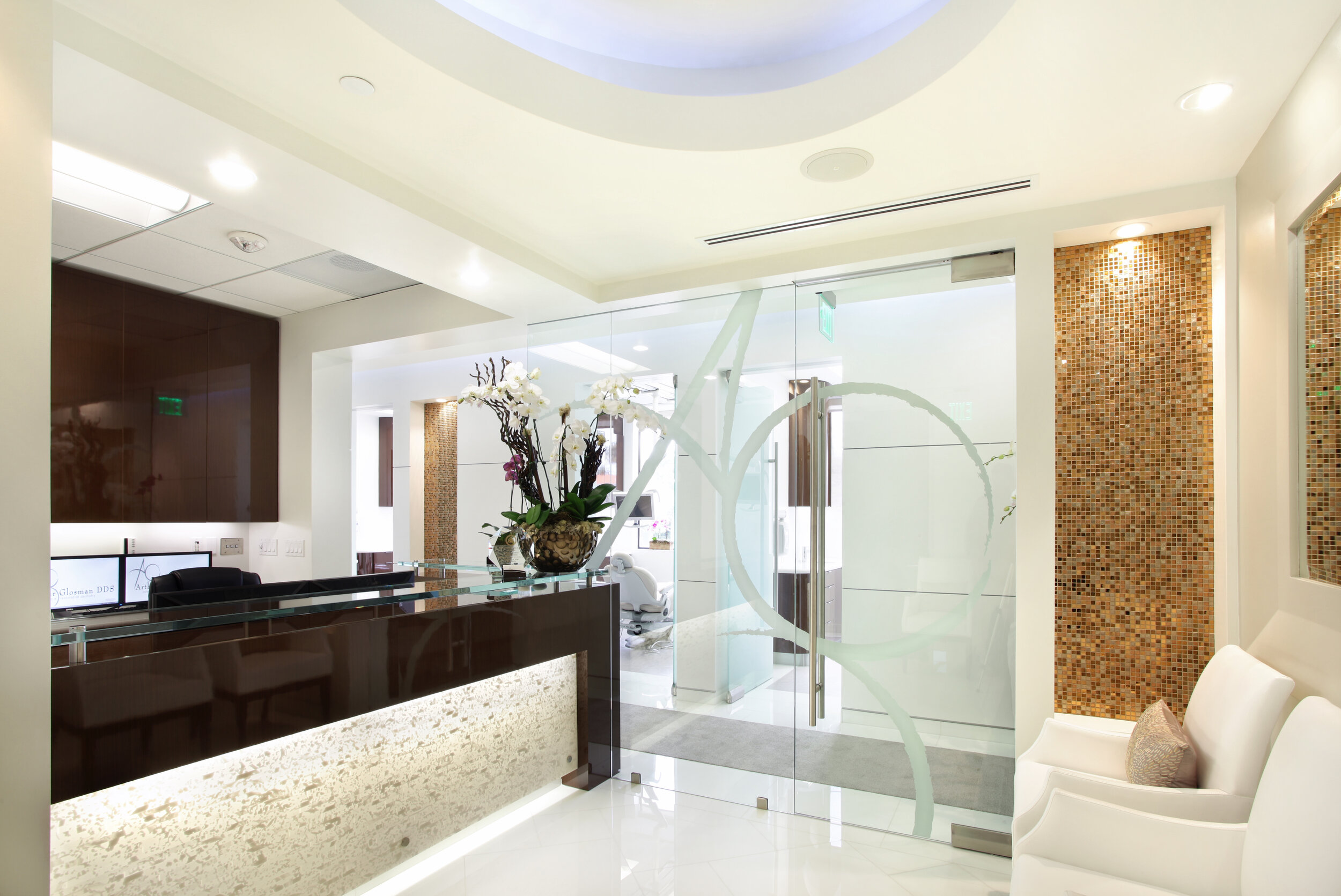 Dr. Glosman&rsquo;s cosmetic dentistry office more closely resembles a luxurious spa than a traditional dental clinic.